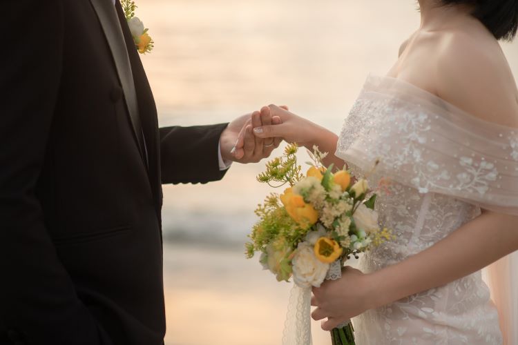 結婚式で手を取り合う二人